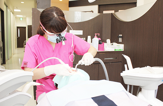 歯科医師・歯科衛生士ともに拡大鏡を使用し、虫歯や歯石を見逃しません。