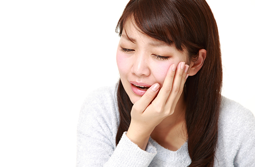 歯ぐきの腫れ、出血～歯を支える骨が溶けてしまう歯周病